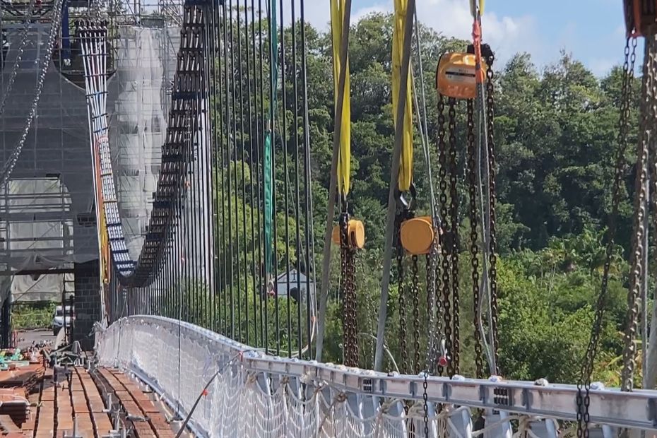 Les travaux du pont suspendu de la rivière de l Est touchent presque à