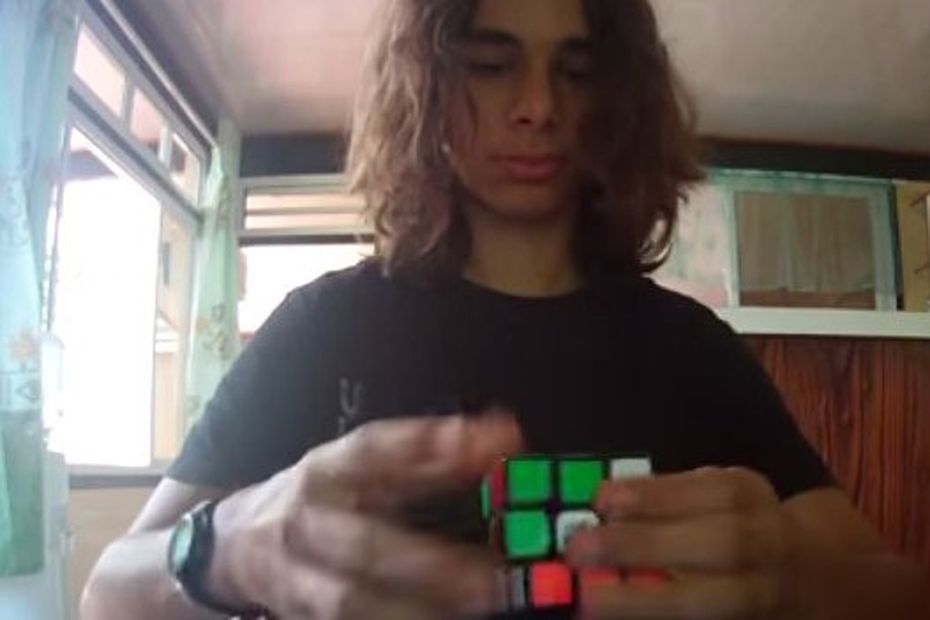 Un Tahitien De 14 Ans Bat Le Record Du Monde Du Rubiks Cube