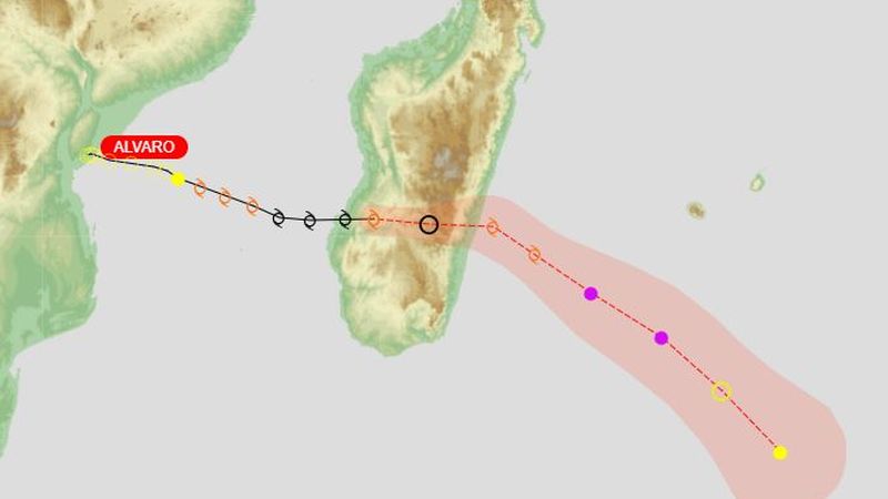 La forte tempête tropicale Alvaro traverse Madagascar provoquant vents