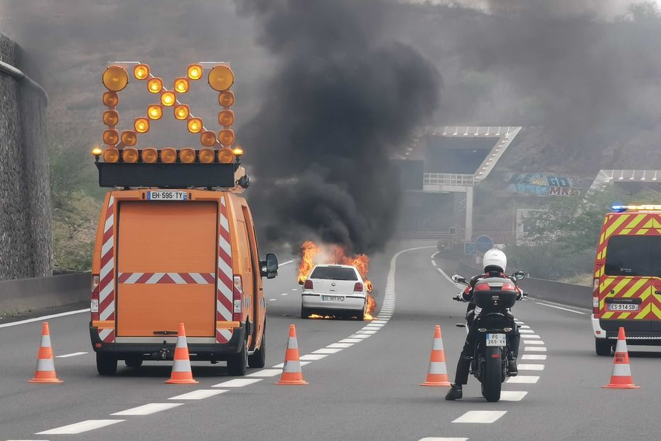 Une Voiture En Feu Sur La Route Des Tamarins