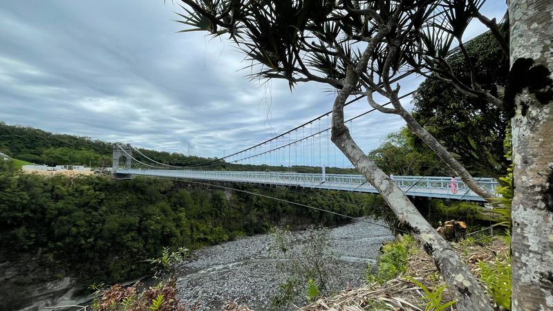 Sainte Rose ouverture partielle du pont suspendu de la Rivière de l