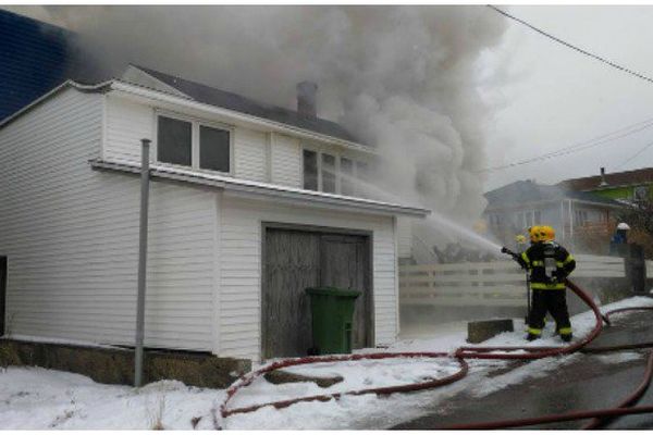 Important incendie rue Surcouf à Saint-Pierre