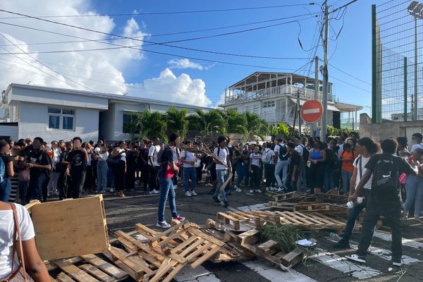 Blocage / lycée de Bellevue / Fort-de-France.