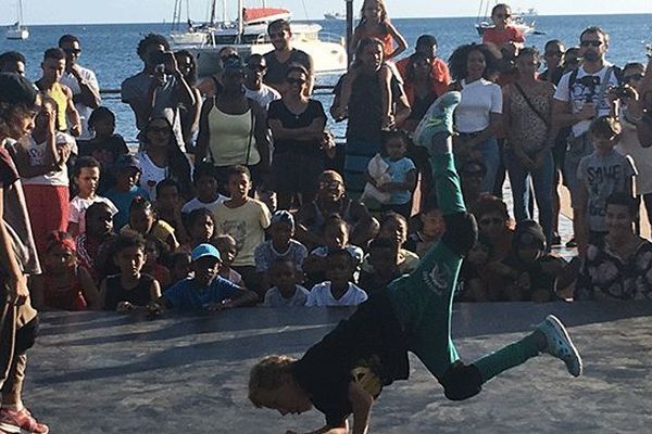 Spectacle de Hip Hop sur le front de mer à Fort-de-France.