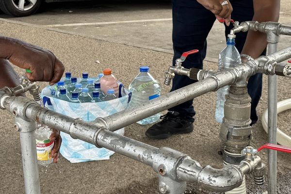 La collecte d'eau devient une étape quotidienne pour de nombreux habitants de Saint-Laurent.