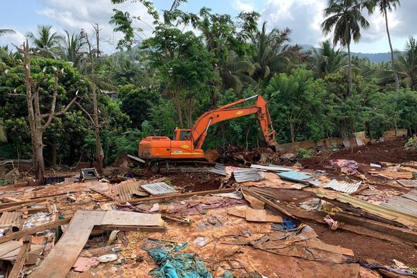 Destruction de cases en tôles à Kahani 