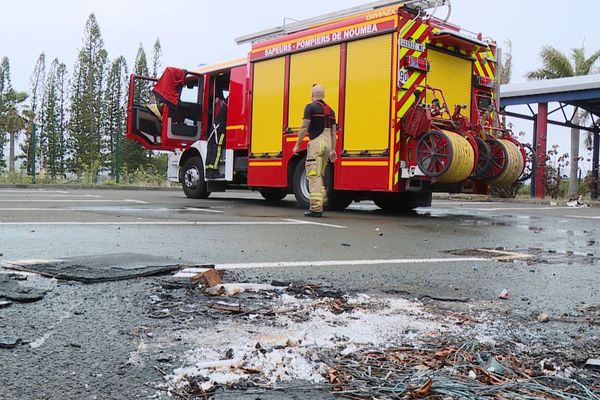 Intervention des pompiers pour des départs de feu au Centre de formation des apprentis, à Nouméa, sur la presqu'île de Nouville, le 7 février 2025.