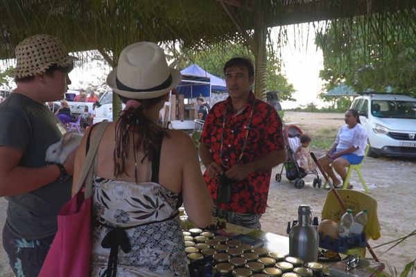 Dans ce stand, des pots de miel made in Rangiroa.