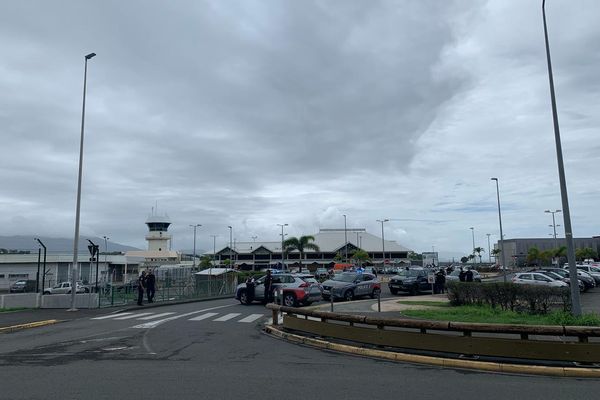 Devant l'aérodrome de Magenta, jeudi 13 février, où la police contrôle l'accès au parking