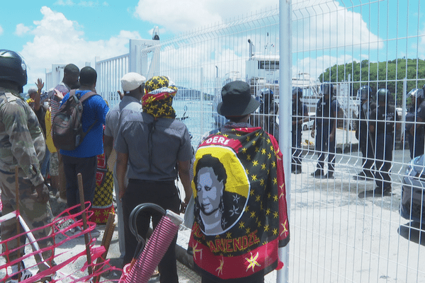Les manifestants rassemblés ce mercredi à l'embarcadère de Mamoudzou