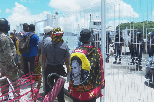 manifestants barges trafic mamoudzou