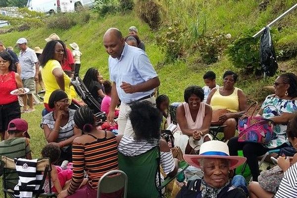 Thierry Robert lors d'un pique-nique partage de l'association Dobout dans la forêt du Tévelave le 7 mai 2019