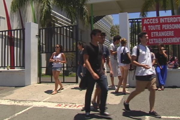 A la sortie du lycée Lapérouse après l'épreuve de philosophie