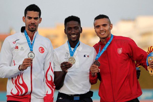 Ludvy Vaillant exhibe avec le sourire sa médaille d'or aux Jeux Méditerranéens.