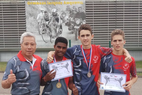 Le coach Jean Thao Vikham et les trois médaillés, Uboin, Ferchaud et Haye.