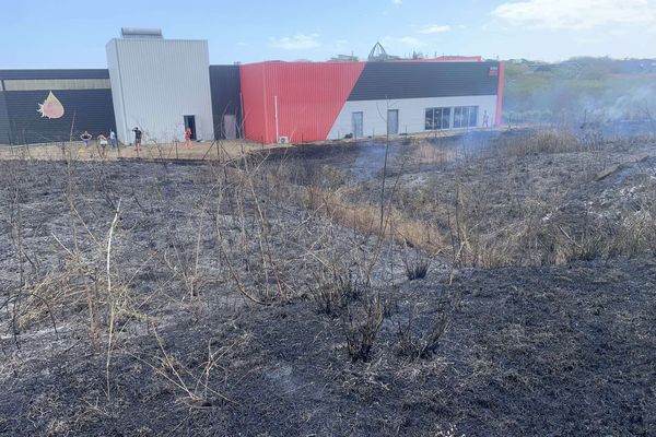 En province Nord, ce bâtiment du lotissement Les Cassis a eu chaud, à Koné, le 22 septembre 2024.