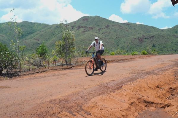 Les cyclistes de retour au parc provincial de la Rivière Bleue, à Yaté.