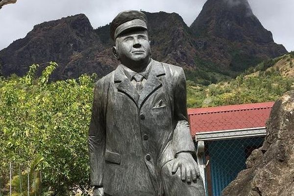 L’ancien facteur de Mafate, Ivrin Pausé est décédé à 91 ans. Depuis 2016, sa statue se trouve à Grand-Place dans le cirque.