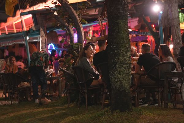 Le couvre-feu sonne à 20h mais cela n'empêche pas les Nouméens de se retrouver dès la fin d'après-midi dans les bars de la place.