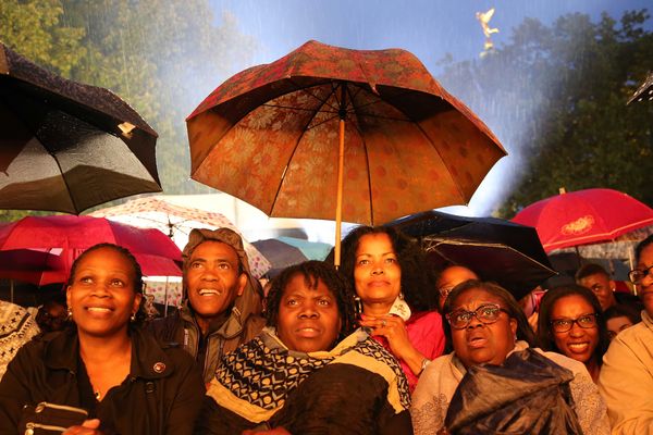 Parapluies en pagaille, l'ange de la Bastille au loin