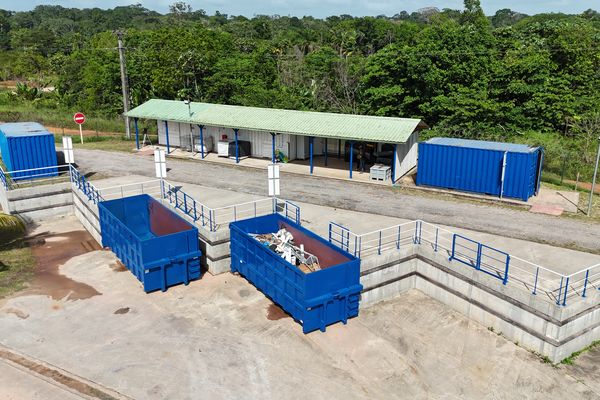 Vue d’ensemble de la déchèterie Colibri sur l’écopôle de Saint-Laurent-du-Maroni, équipée pour accueillir divers types de déchets des particuliers.