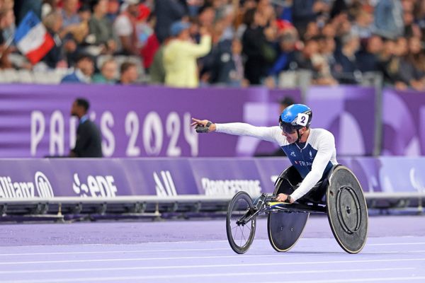 Le sprinteur fauteuil Pierre Fairbank lors des épreuves du 800 mètres T53 au Stade de France, le 5 septembre 2024, durant les Jeux Paralympiques de Paris.