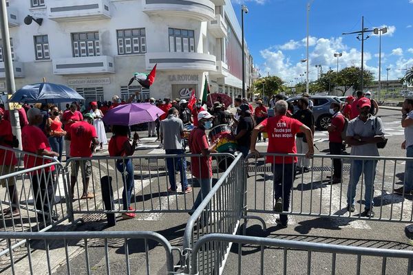 Les représentants des syndicats devant la préfecture de Martinique le 29 novembre 2021