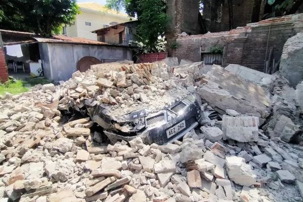 Une voiture détruite dans la ville de Vigan, dans le nord des Philippines, le 27 juillet 2022, après le tremblement de terre de magnitude 7 qui a frappé le pays.