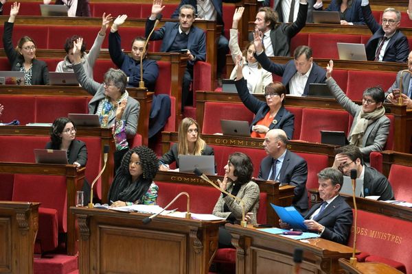 Les députés votent lors de l'examen de la proposition de loi sur la lutte contre la vie chère en Outre-mer, le 23 janvier 2024.