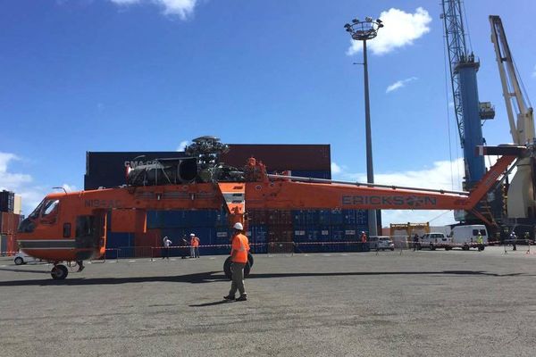 hélicoptère de transport Sikorsky Skycrane au port de Nouméa 21 août 2017 3