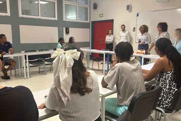 Les élèves sélectionnées pour un stage Eramus au lycée Melkior-Garré en réunion d"information