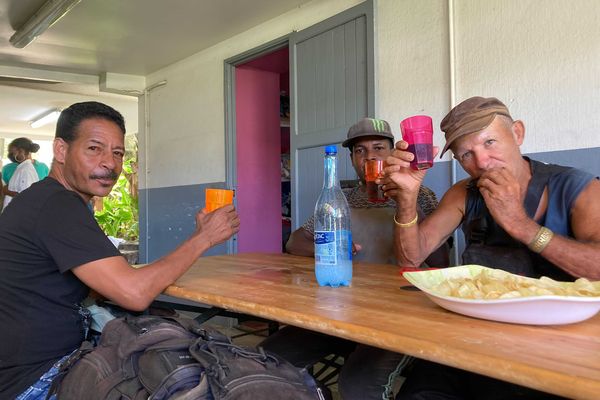 Distribution de repas opération solidarité pour les sans-abri Terre Sainte La Réunion Association Dalie Solidarité