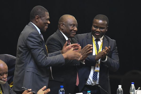 Le président Cyril Ramaphosa (au centre sur la photo) doit former un gouvernement de coalition inédit en trente ans de démocratie dans le pays.