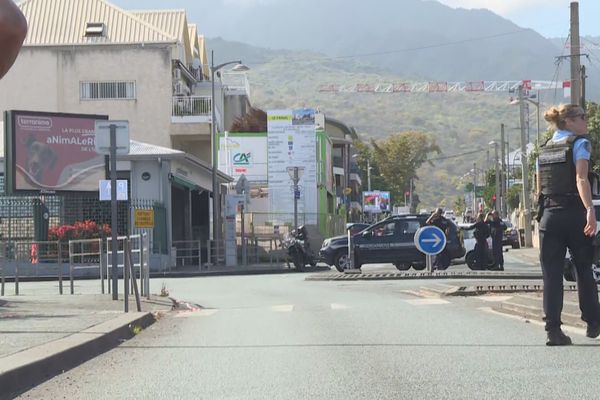 La prise d'otage mortelle a eu lieu dans cette agence bancaire de la rue Sarda Garriga, à La Possession