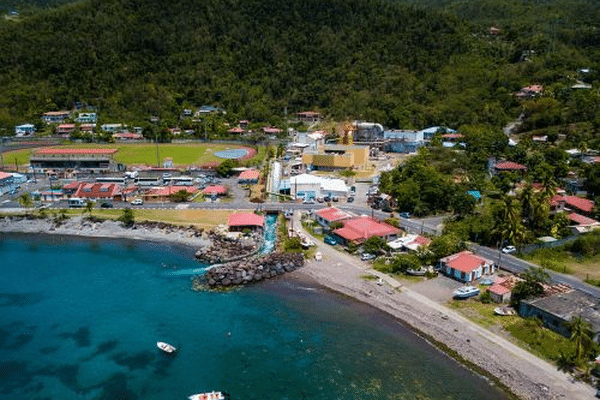 Vue aérienne de la centrale géothermique de Bouillante (Guadeloupe), immergée dans le bourg. La société américaine Ormat en est l'actionnaire principal depuis 2016.