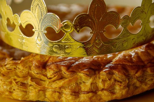 Galette des rois avec couronne