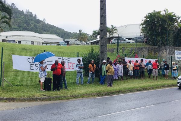 Certains habitants de Poindimié ont manifesté ce vendredi 21 octobre contre la fermeture partielle des urgences de la commune.