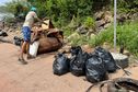 Civisme. Nettoyage collectif du débarcadère du lac de Petit-Saut à Sinnamary souillé par de nombreux déchets