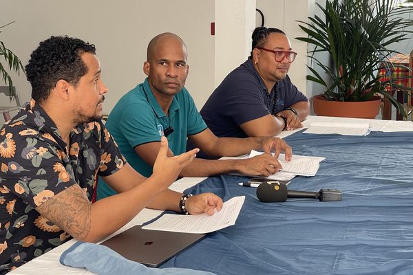 Jehan-Olivier Maignien (À gauche) et Emmanuel Octavie (Au centre), représentants syndicaux UNSA, présentent les 13 propositions pour renforcer la sécurité à Saint-Laurent-du-Maroni.