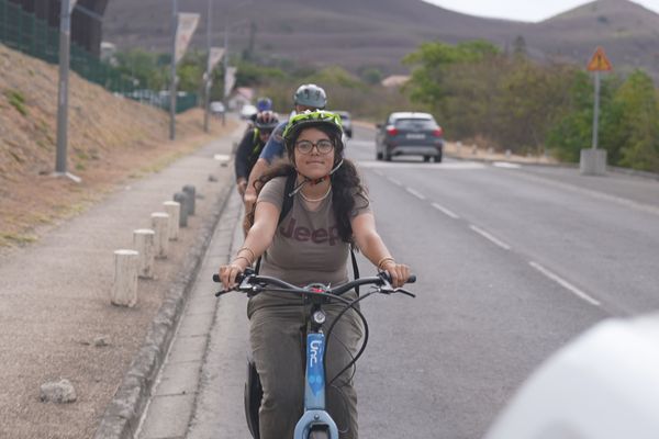 Retour de l'université en vélos loués par l'UNC, à Nouméa, en novembre 2024.