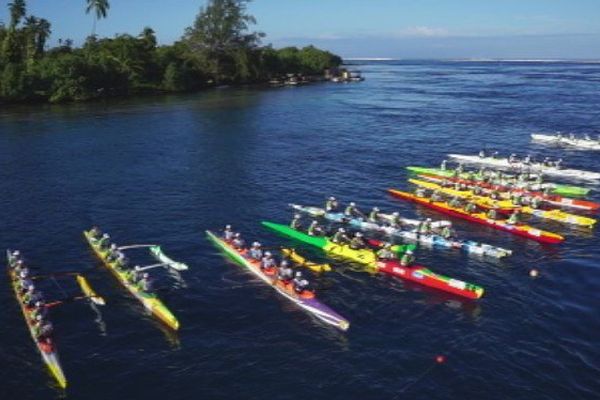 Le départ de la deuxième étape de la Tahiti Nui Va'a 2015, ce vendredi 22 mai