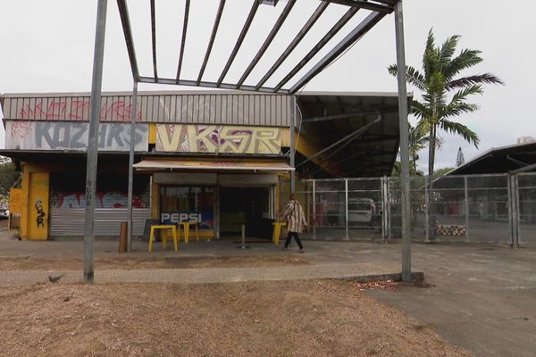 L'une des seules épiceries toujours ouverte dans le quartier de Rivière-salée, à Nouméa.