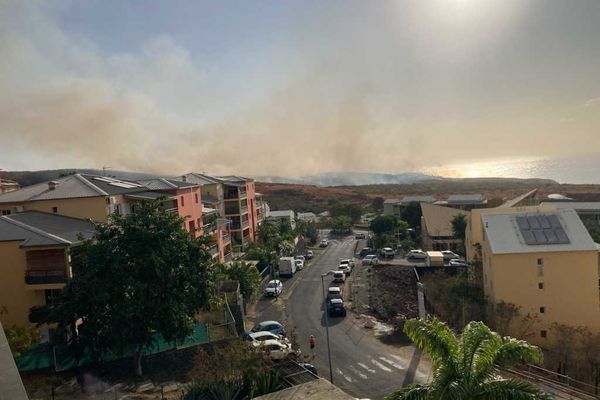 L'incendie de la Savane de Saint-Paul au niveau du Cap Lahoussaye, vu du côté de Plateau-Caillou.