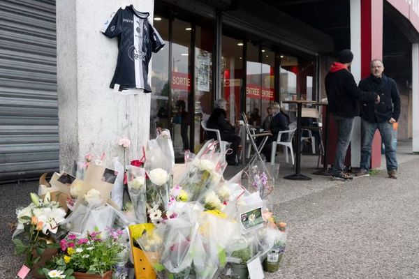 Des fleurs en hommage à Anis, le jeune homme tué à Poitiers (Vienne), le 4 novembre 2024