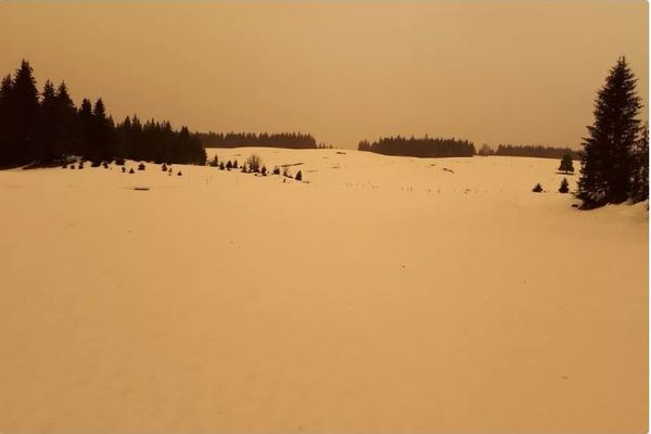 Quand la neige et le ciel du Haut-Doubs se parent des couleurs sahariennes. 