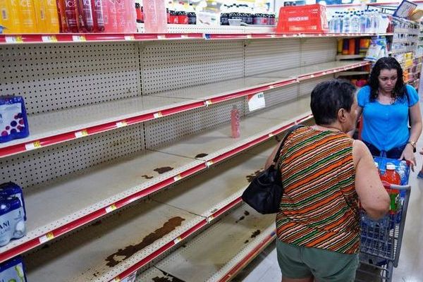À Puerto Rico, les supermarchés se vident avant le passage de Dorian.
