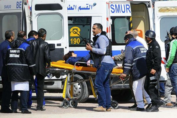 Une ambulance évacue des blessés du musée du Bardo, à Tunis (Tunisie), le 18 mars 2015, après une attaque terroriste
