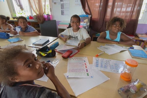 Les élèves de la petite école de Poum.