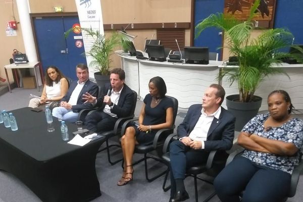 de droite à gauche : les président(e)s des MEDEF de Mayotte, Guadeloupe, Guyane et du MEDEF national