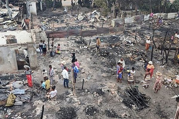 L'incendie qui a éclaté dimanche après-midi à Tanamboa a détruit 57 maisons, laissé sans toit 218 personnes et blessé gravement deux habitants.